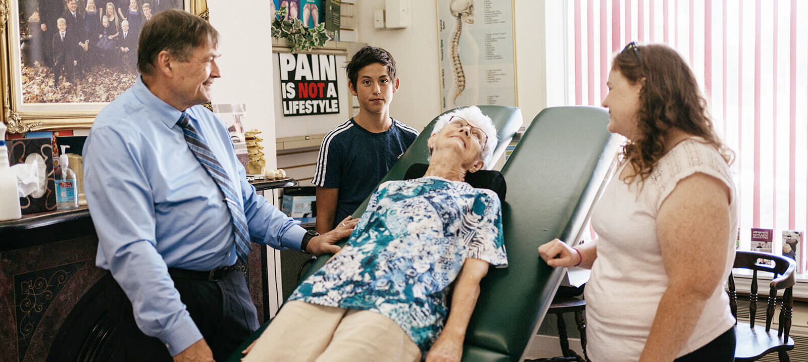 Dr. Johannes Baarbé talking to patient