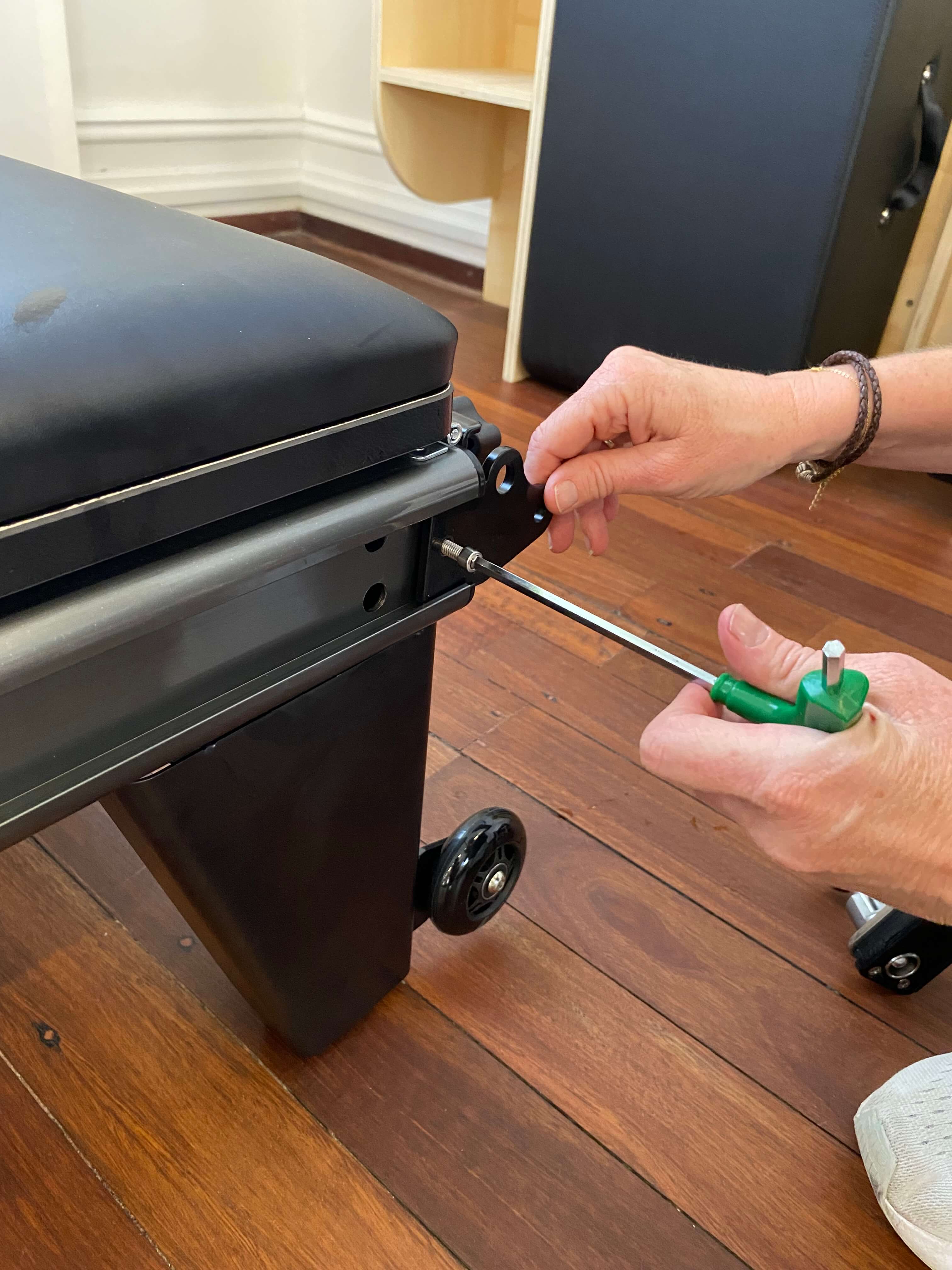 Removing the metal end plate at the head of the reformer