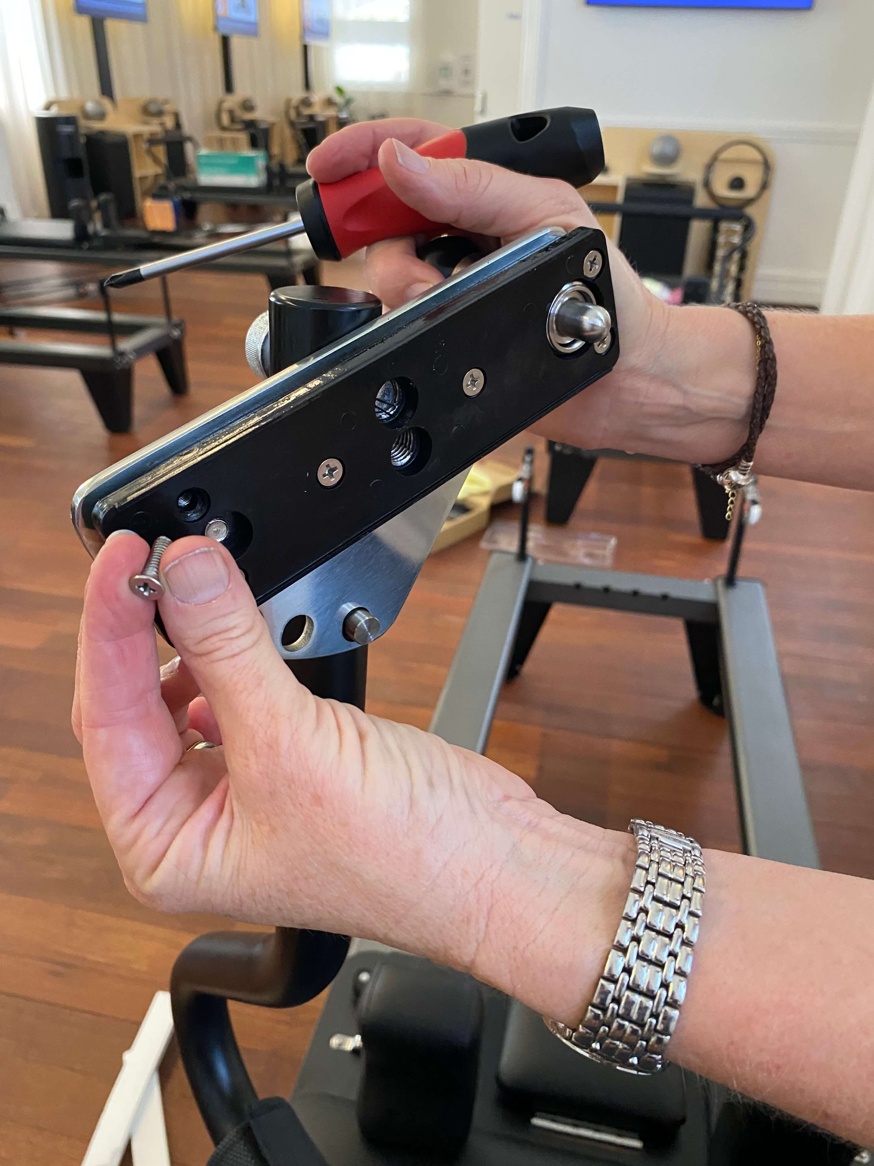 Tightening the screws on both sides of the foot bar