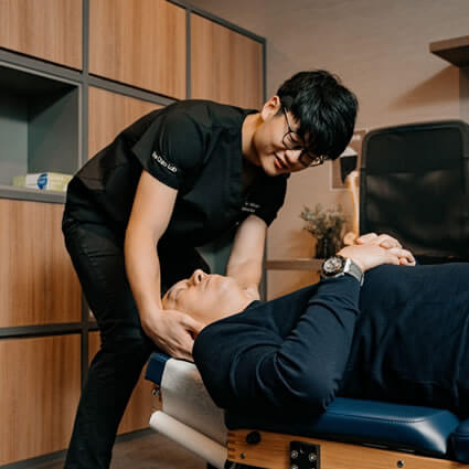 Dr Bentley adjusting a patient's neck