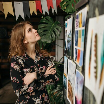 keeping god posture while looking at art