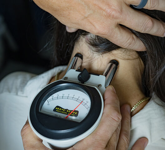 nervoscope being used on Hands on Health Family Chiropractic patient's neck