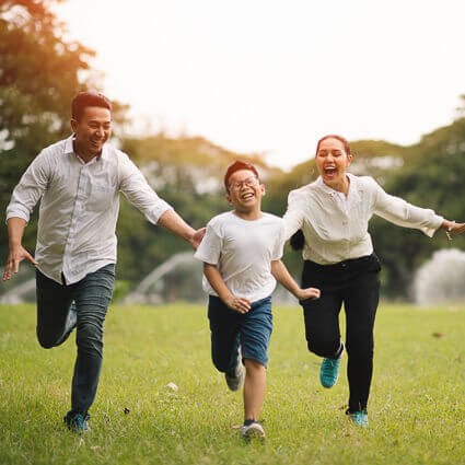 parents-running-with-boy-sq