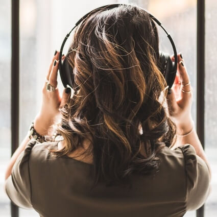 Woman listening to music on his headphones