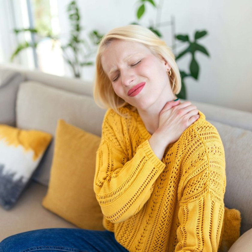 woman with shoulder pain