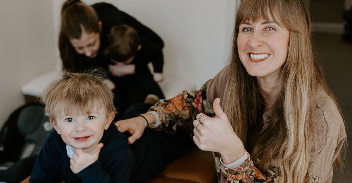 Shoreview chiropractor and kid doing a thumb up