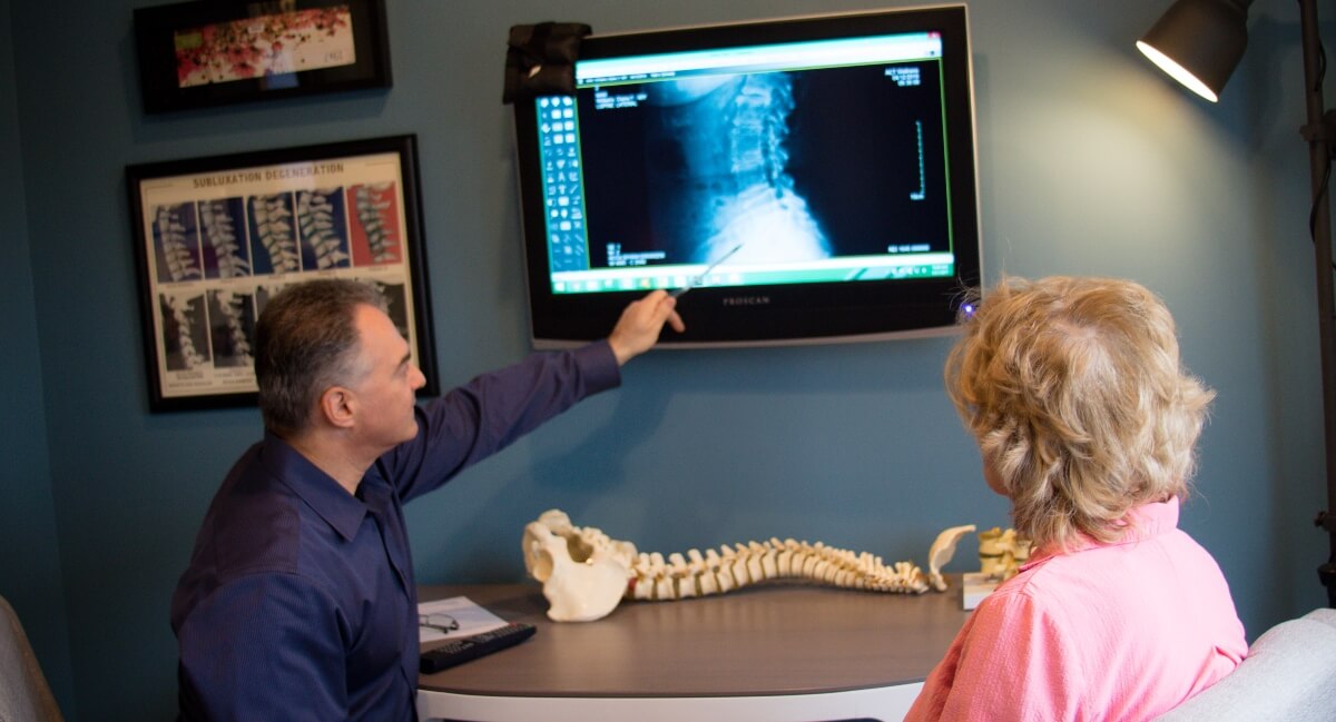 Palmyra chiropractor Dr. Cartazzolo discussing x-ray with Palmyra patient