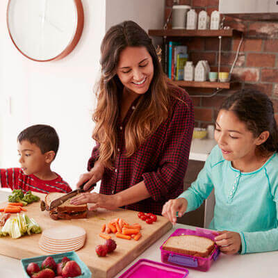 mom-helping-kids-pack-lunch-sq-400