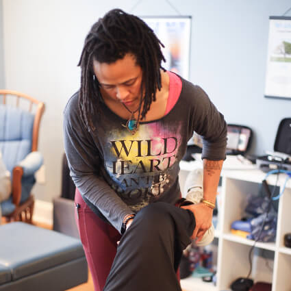 Lawrenceville Chiropractor Dr. Makeda adjusting leg