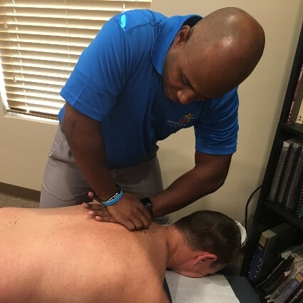 Round Rock chiropractor Dr Harris adjusts patients back