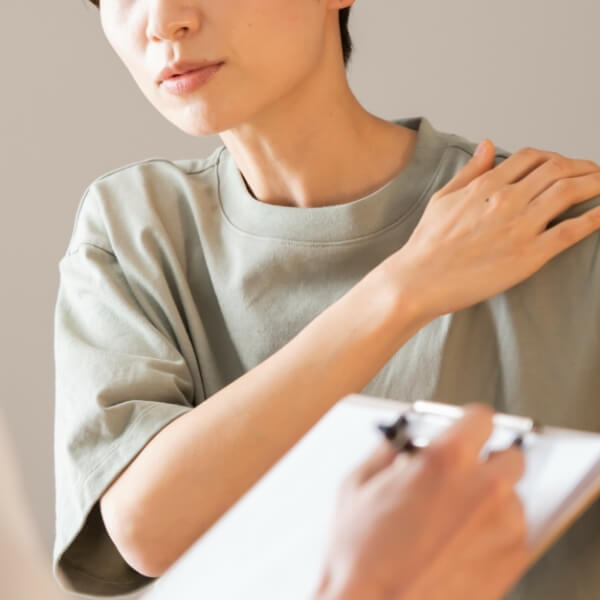 pesron touching their shoulder with shoulder pain