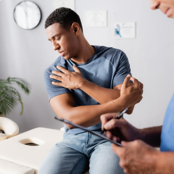 guy with shoulder pain