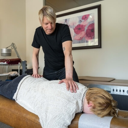 Noel massaging patient