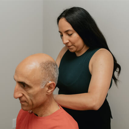 Dr Jessica adjusting man shoulder