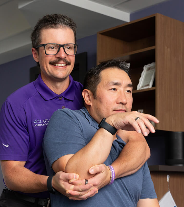 Vienna chiropractor adjusting his patient's shoulder 
