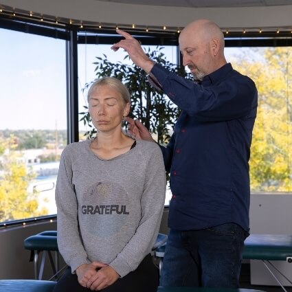 Lakewood chiropractor Dr Munn adjusting patient on a table
