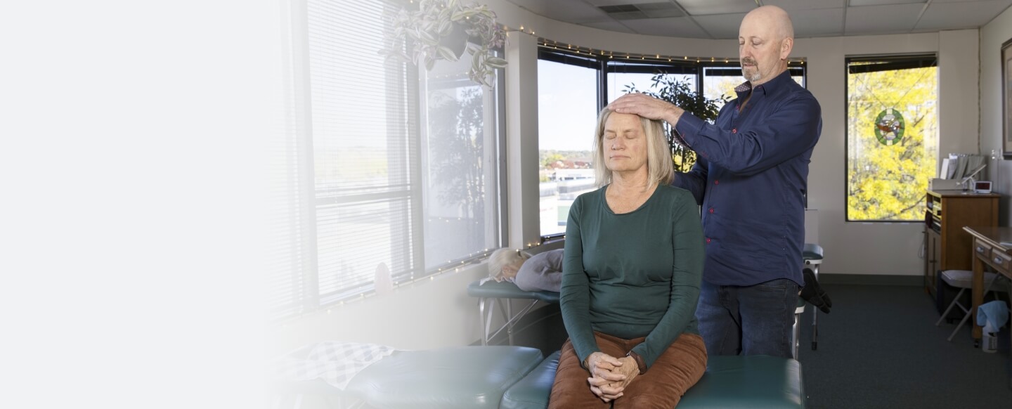 Lakewood chiropractor Dr Munn adjusting patients neck