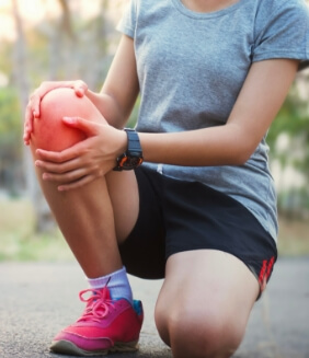 woman with knee pain