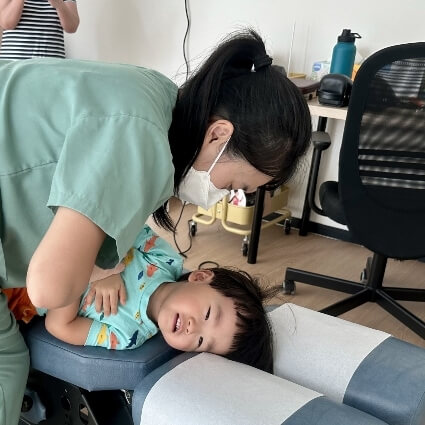 Dr Minji adjusting childs back