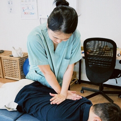 Dr Minji adjusting patients back