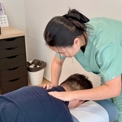 Dr Minji adjusting patients neck