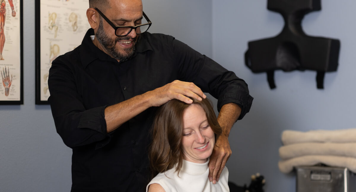 Austin quiropráctico ajustando a una paciente