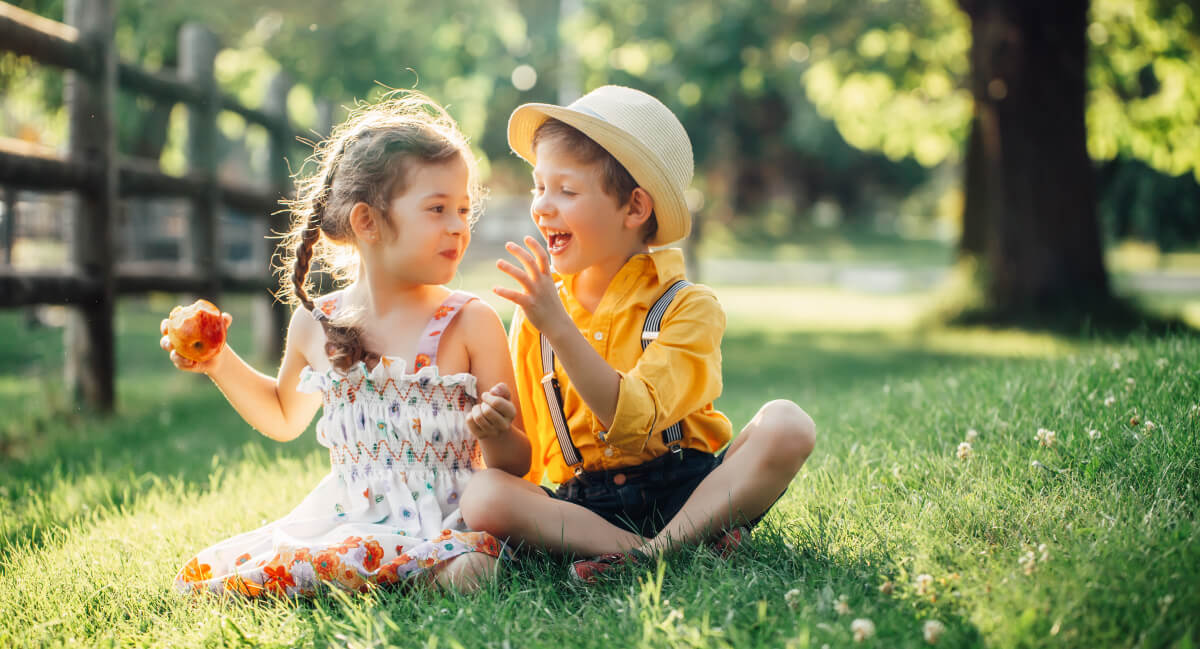 Dos niños en la naturaleza