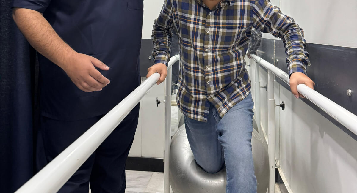 Cork patient being treated with physiotherapy at Clinic365