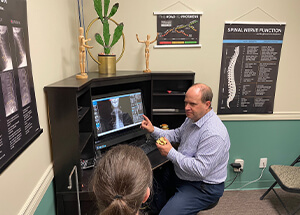 Dr showing x-ray