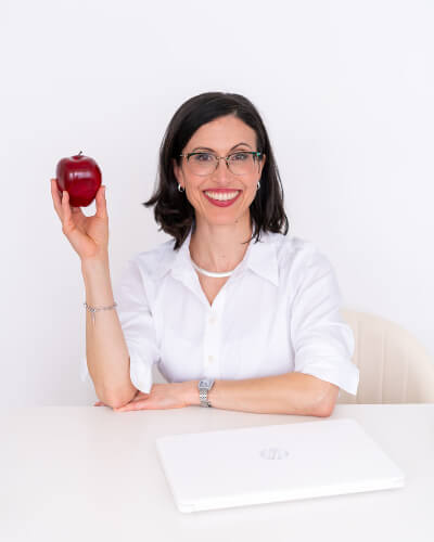 Dr. Jodi holding an apple
