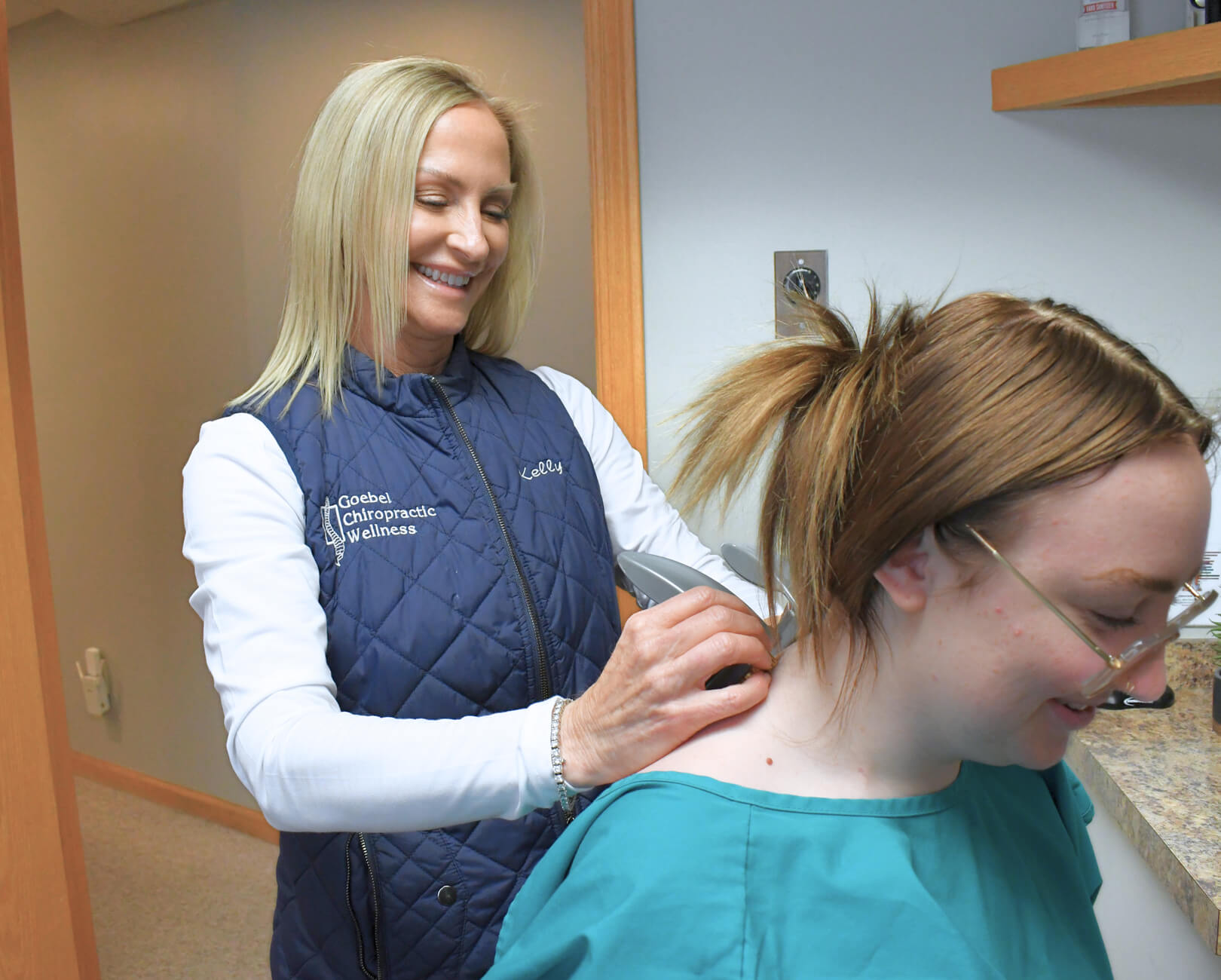 Fort Wayne chiropractor  adjusting a pregnant lady