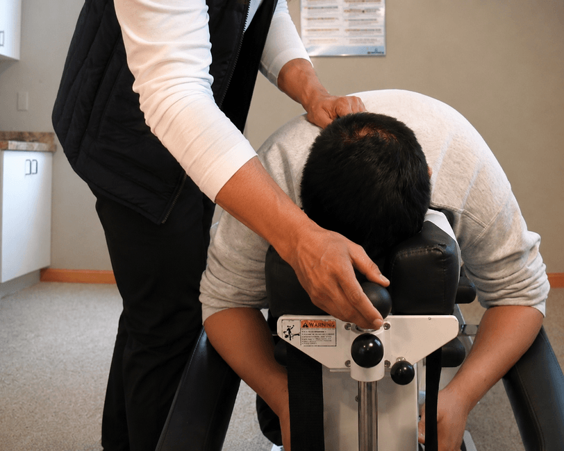 Fort Wayne chiropractor adjusting patient