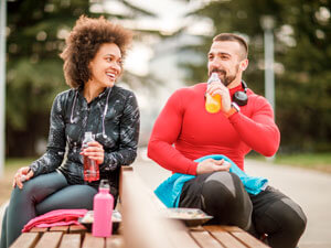 Couple drinking sports drinks