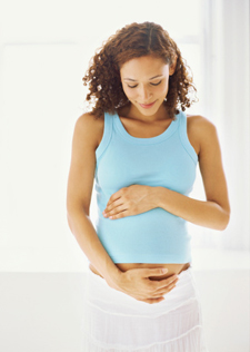 Pregnany woman holding her abdomen