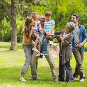 Famille souriante en plein air