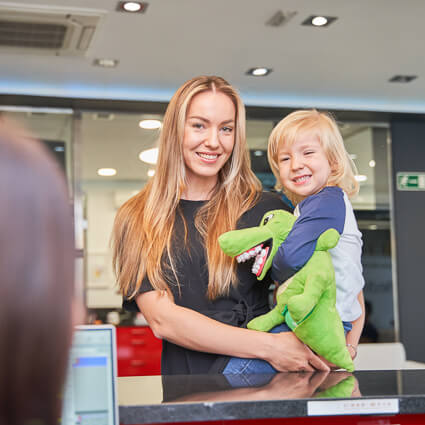 woman with kid at front desk