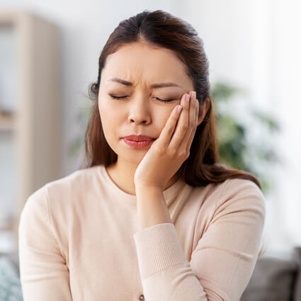 woman with dental pain