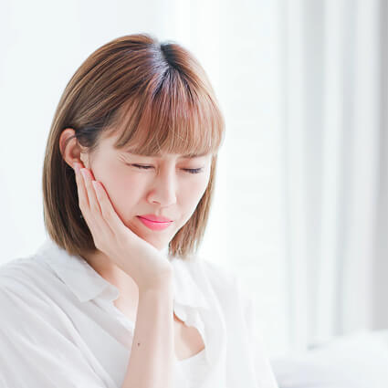 Woman with tooth pain